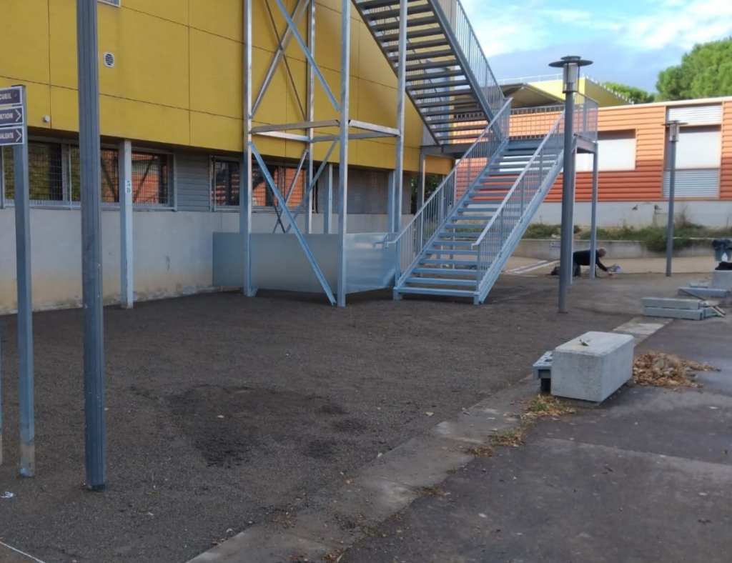 Pose de gazon photo avant paysagiste Créa'Entretien Jardin à Bédarieux