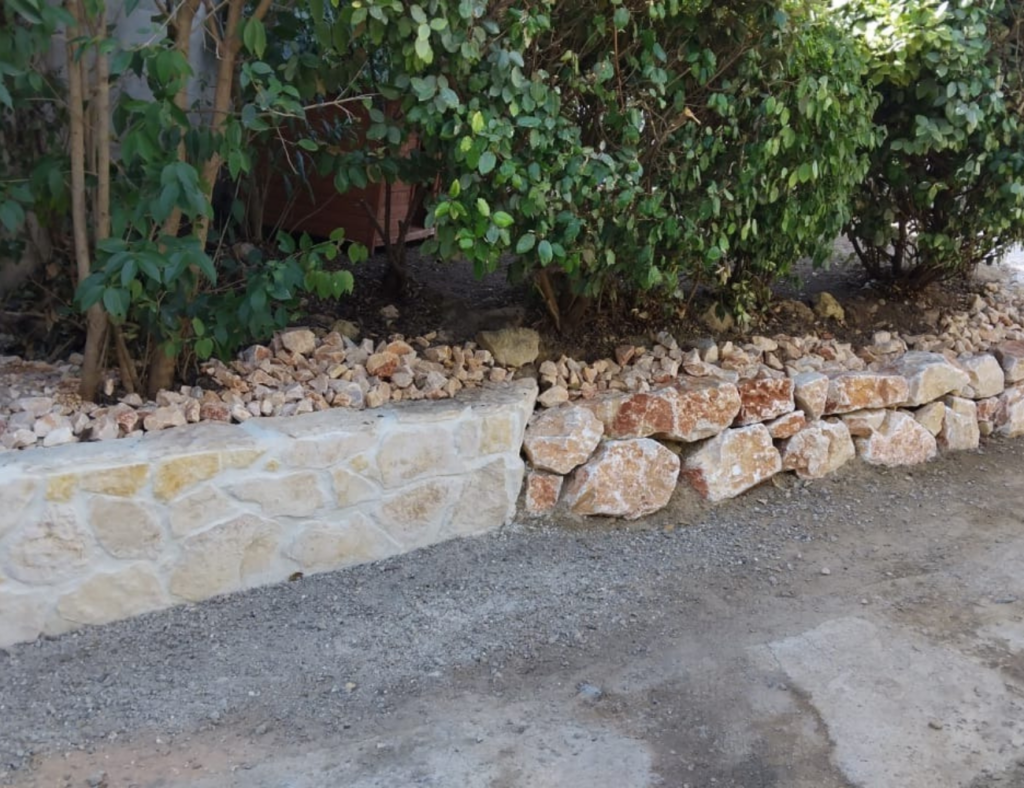 Création de mur en pierre par Créa'Entretien Jardin paysagiste à Bédarieux