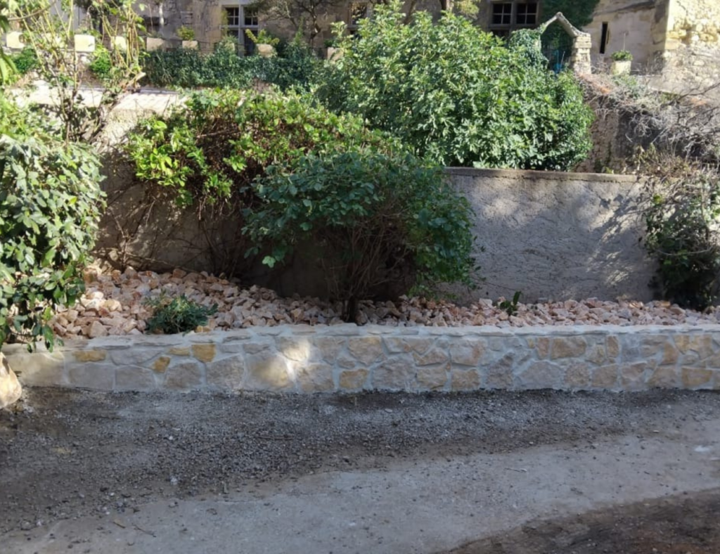 Mur de pierre réalisé par Créa'Entretien Jardin paysagiste à Bédarieux