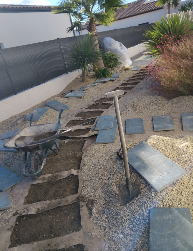 Création de pas japonais, photo de réalisation avant par Créa'Entretien Jardin votre paysagiste à Bédarieux
